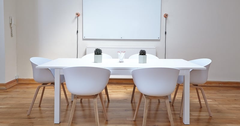 Guide pratique pour poser un parquet flottant dans une pièce humide en 2026